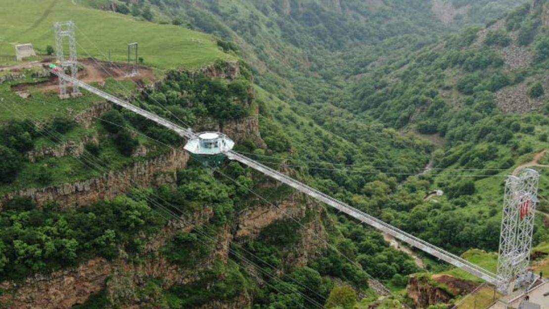 El puente transparente se extiende a través del cañón, ofreciendo unas vistas impresionantes del monumento natural. Crédito: Irakli Gedenidze/Reuters