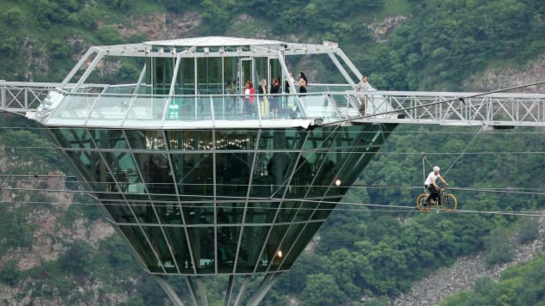 Este puente de cristal de 240 metros de largo, con una barra "en forma de diamante", se inauguró sobre el cañón de Dashbashi, en Georgia, a unas dos horas en auto de la capital, Tiflis. Crédito: Irakli Gedenidze/Reuters