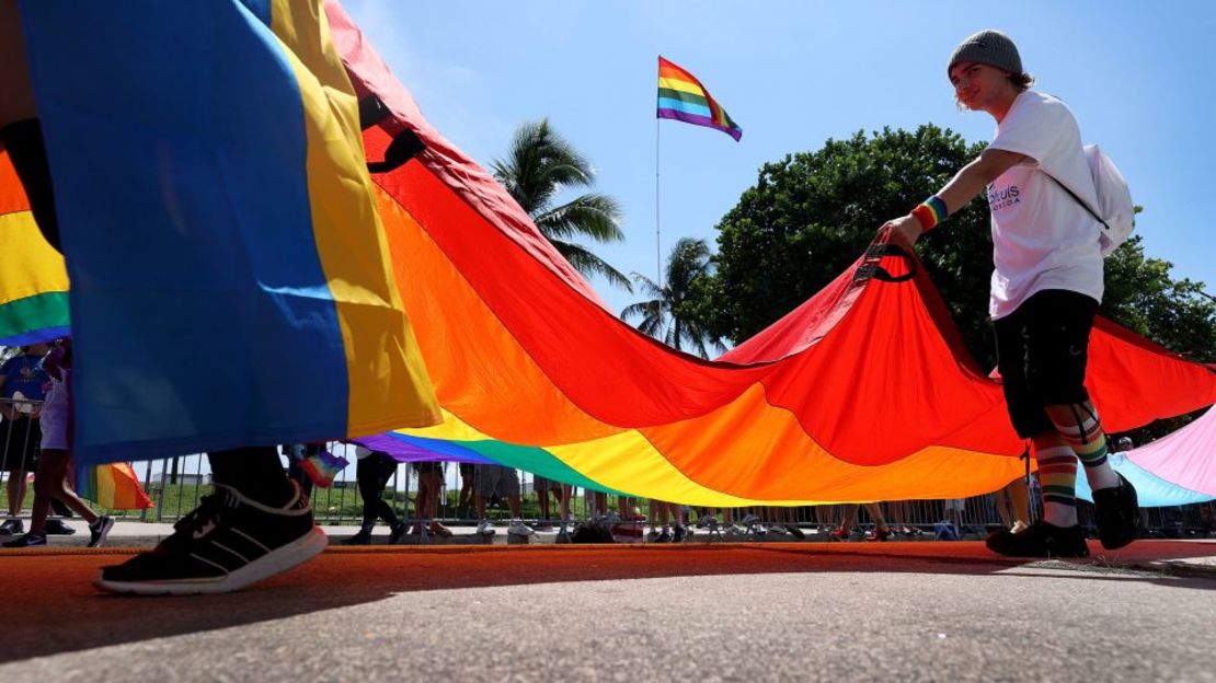 La gente lleva la bandera del arcoíris en el Desfile del Orgullo Gay de Miami Beach en Florida en septiembre.