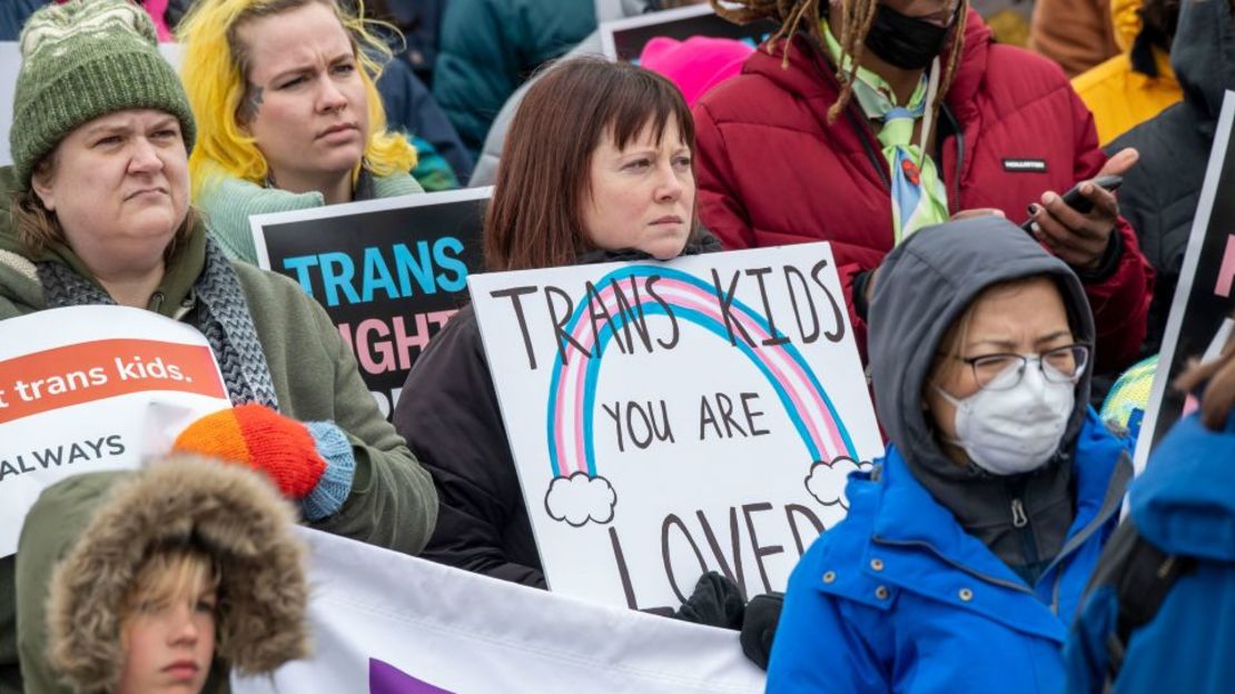 La gente se manifiesta en el Capitolio de Minnesota en St. Paul en apoyo de los niños transgénero en marzo.