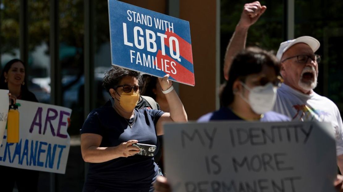 Los opositores protestan contra el proyecto de ley de Florida denominado "No digas gay" en Miami en marzo.