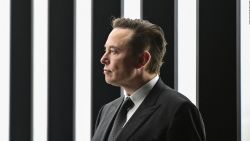 CNNE 1225904 - musk presiona a twitter en medio del proceso de compra