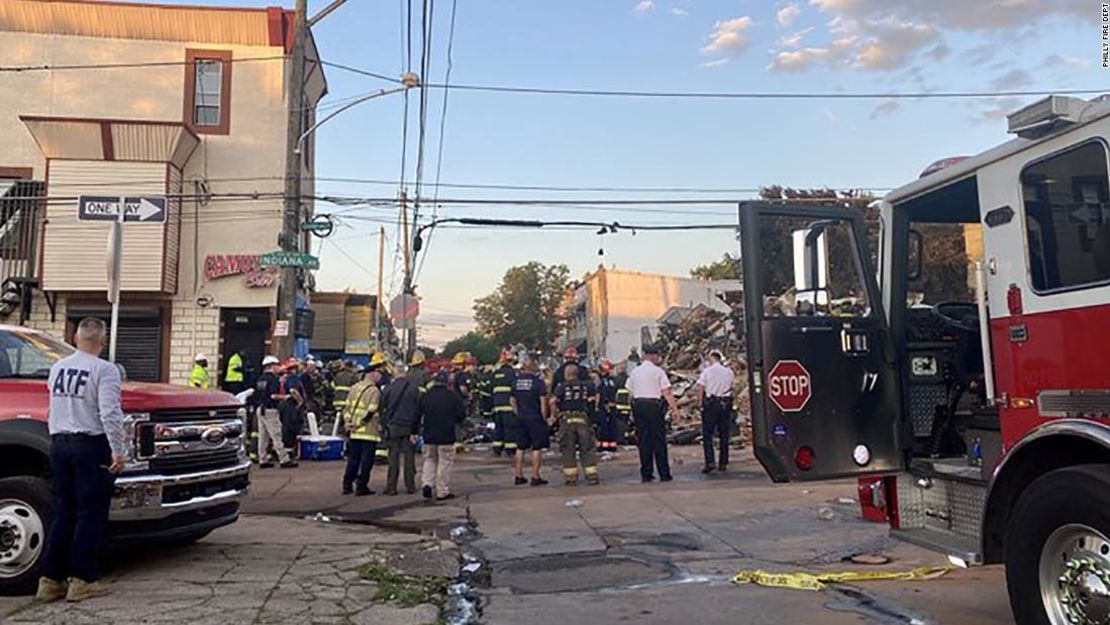 Se estaban realizando esfuerzos para liberar a los atrapados, dijeron los bomberos.