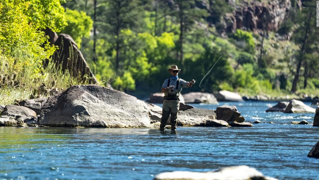 Un pescador con mosca en el río Green, al sur de la presa Flaming Gorge.