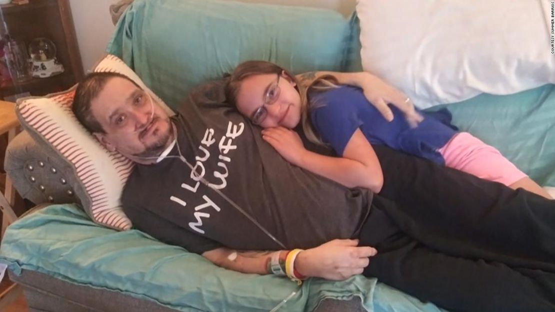 Después de pasar 81 días hospitalizado con covid-19, Robert Barrios se reencontró con su hija Jessica en 2020. Pero su salud volvió a deteriorarse.