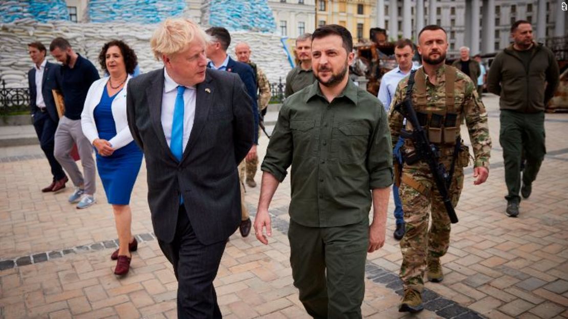 El primer ministro de Reino Unido, Boris Johnson (izquierda), se reunió con el presidente de Ucrania Volodymyr Zelensky por segunda vez en Kyiv el viernes.