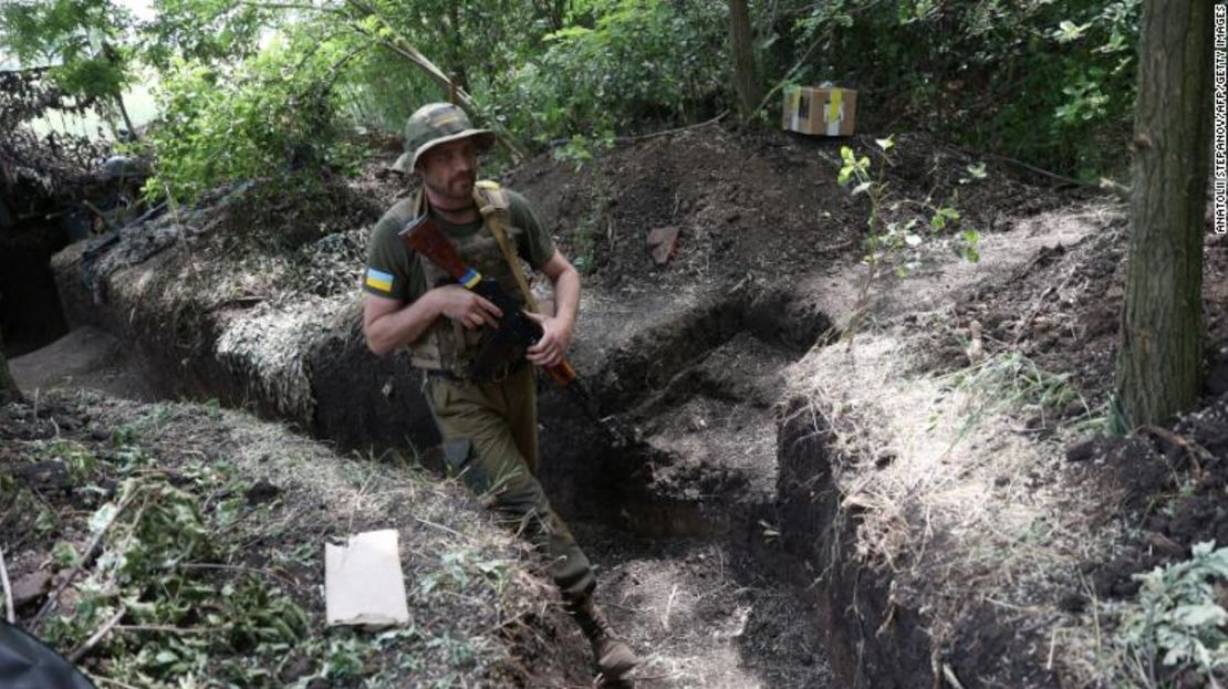 Un militar ucraniano camina a lo largo de una posición atrincherada en la línea del frente cerca de Avdiivka, región de Donetsk, el 18 de junio.