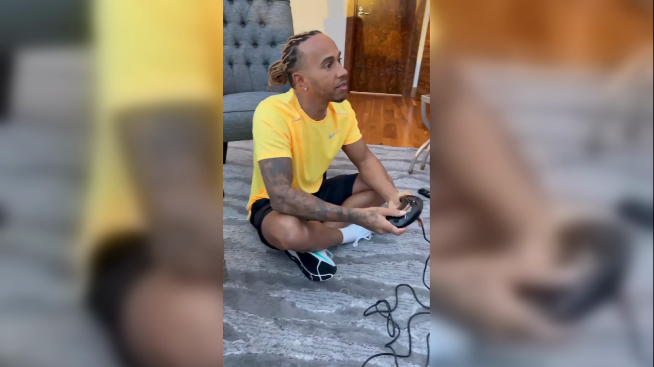 CNNE 1226335 - lewis hamilton se pone nostalgico con video juego de su ninez