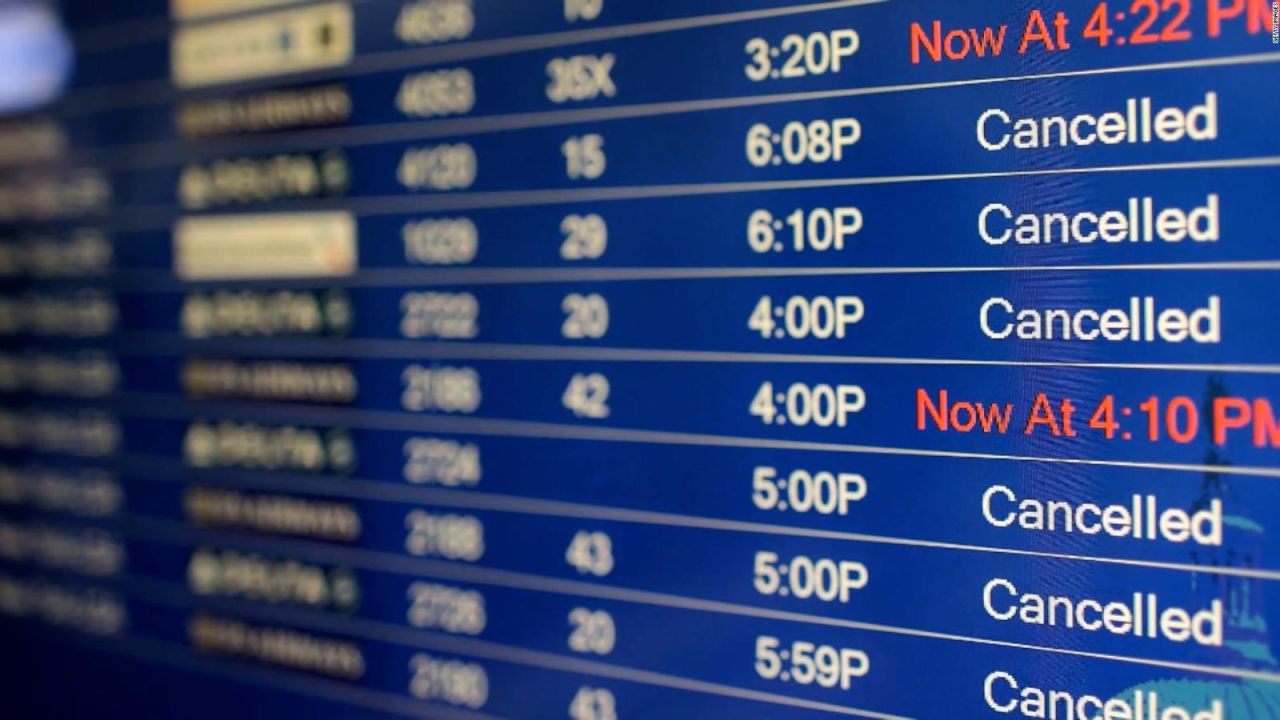 CNNE 1226735 - 5 cosas- aerolineas cancelan cientos de vuelos en ee-uu-