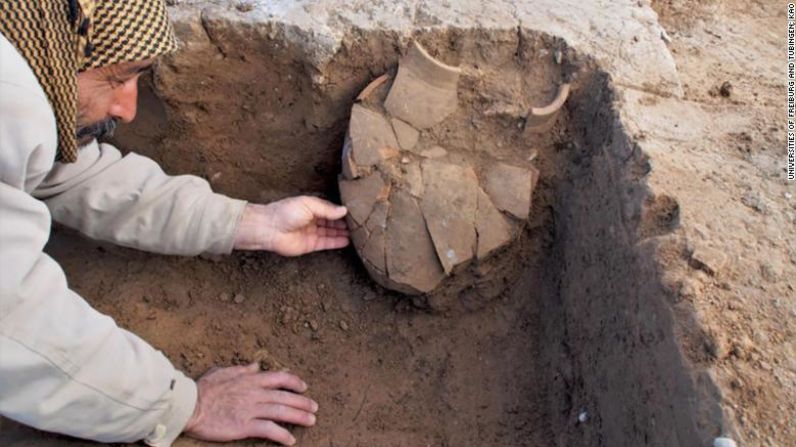 Según los investigadores, es prácticamente un milagro que las vasijas con las tablillas de arcilla sin cocer hayan sobrevivido durante décadas bajo el agua. Crédito: Universidades de Friburgo y Tubingen; KAO