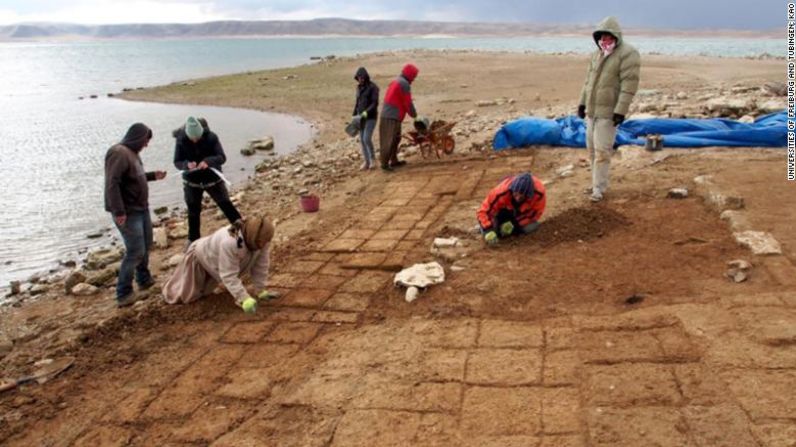 Los arqueólogos corrieron contrarreloj para excavar el sitio arqueológico antes de que la subida del nivel del agua volviera a engullir la ciudad. Crédito: Universidades de Friburgo y Tubingen; KAO