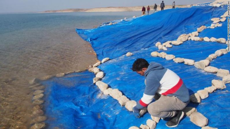 Los investigadores cubrieron fuertemente las ruinas con lonas de plástico para evitar que la antigua ciudad sufriera la erosión del agua. Crédito: Universidades de Friburgo y Tubingen; KAO