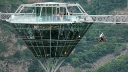 CNNE 1226885 - conoce el puente colgante de cristal inaugurado en georgia