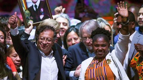 De izquierda a derecha, Gustavo Petro y Francia Márquez, presidente y vicepresidenta electos de Colombia.