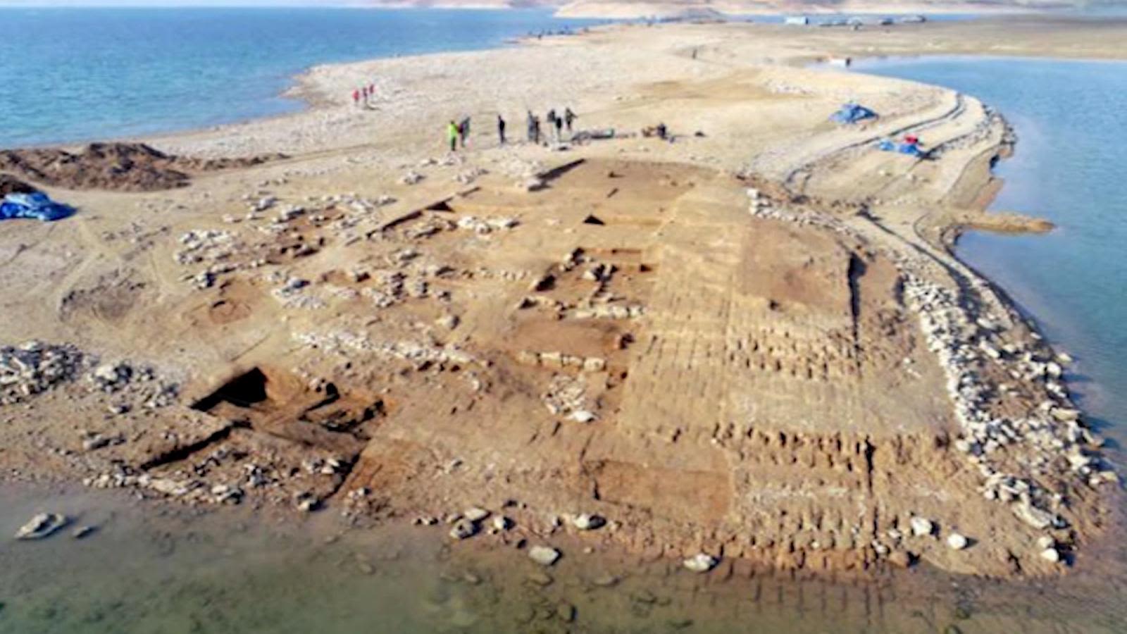 Mira cómo la sequía dejó a la vista una ciudad milenaria que quedó hundida  bajo el río Tigris