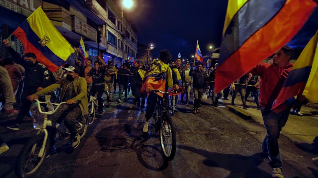 Indígenas ecuatorianos marchan en la avenida Maldonado, en el sur de Quito, el 20 de junio de 2022.