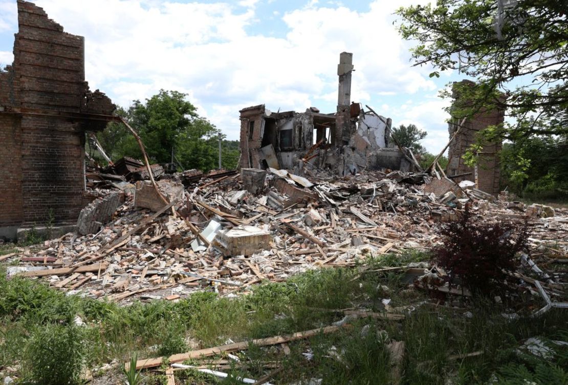 Una foto tomada el 17 de junio de 2022 muestra una escuela destruida en el pueblo de Bilogorivka, cerca de Lisychansk, en la región de Lugansk, en medio de la invasión rusa de Ucrania.