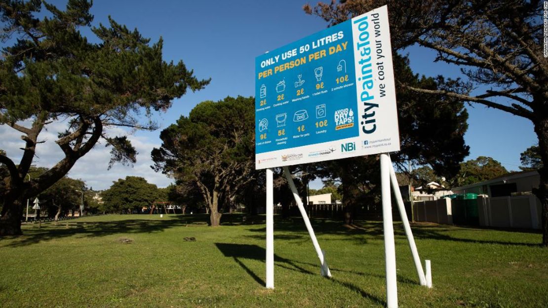 Un cartel que insta a los residentes a restringir el uso del agua en los suburbios de Gqeberha.