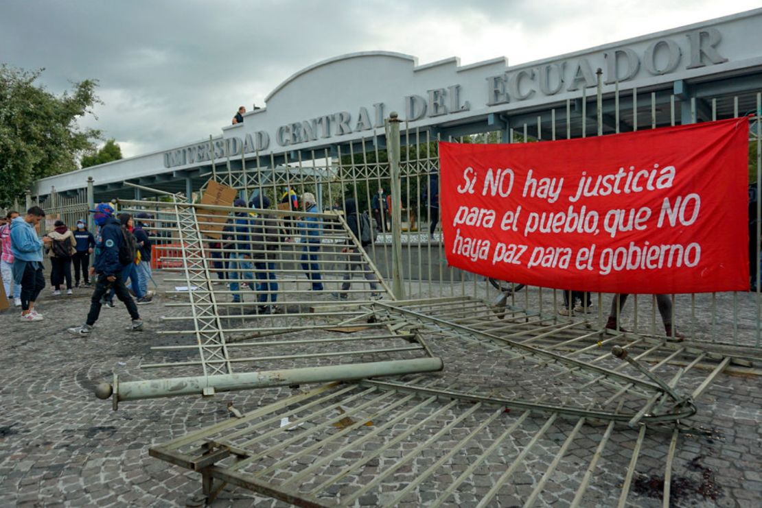 Un grupo de estudiantes retira las vallas de protección de la Universidad Central de Ecuador, para que los indígenas que llegan a Quito puedan utilizarla como alojamiento, el 20 de junio, en el marco de las protestas lideradas por los indígenas contra el gobierno del presidente Guillermo Lasso que comenzaron hace una semana.