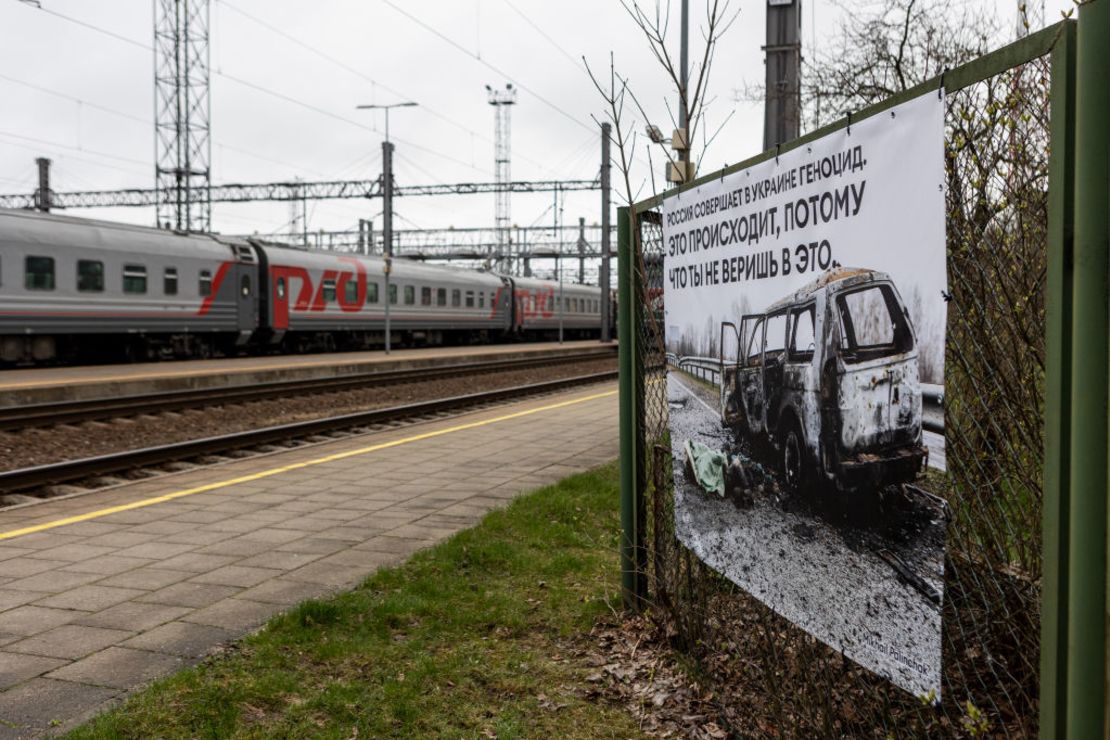 Fotografías del fotógrafo ucraniano Mikhail Palinchak sobre la guerra de Rusia en Ucrania se muestran como parte de una exposición en la estación de tren por la que pasa el tren de Moscú a Kaliningrado el 26 de abril de 2022 en Kalveliai, Lituania.