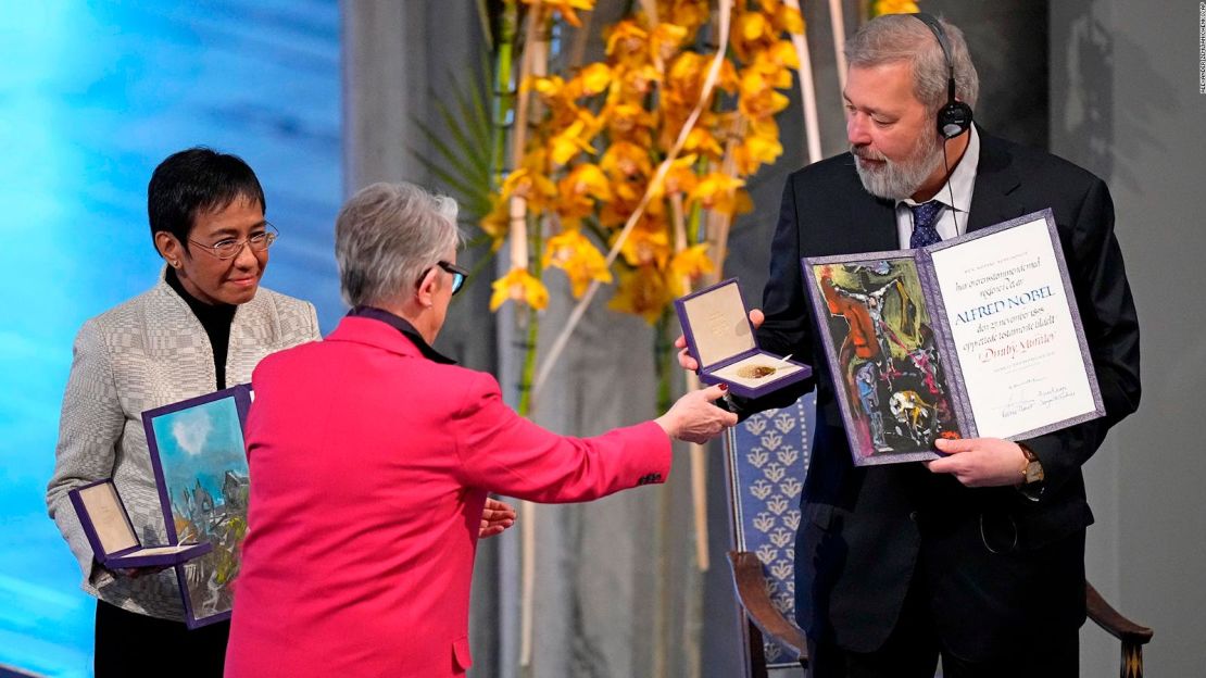 Los ganadores del Premio Nobel de la Paz, el ruso Dmitry Muratov (a la derecha) y la filipina Maria Ressa, reciben sus galardones durante la ceremonia del Premio Nobel de la Paz en el Ayuntamiento de Oslo, Noruega, en diciembre de 2021. Crédito: Alexander Zemlianichenko/AP