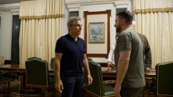 CNNE 1227459 - asi fue el encuentro entre ben stiller y volodymyr zelensky en kyiv