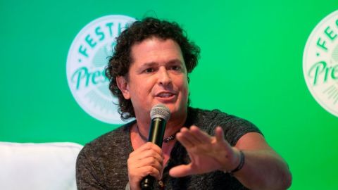 Colombian singer Carlos Vives speaks during a press conference before performing in the Festival Presidente in Santo Domingo, Dominican Republic, on November 4, 2017. / AFP PHOTO / Erika SANTELICES