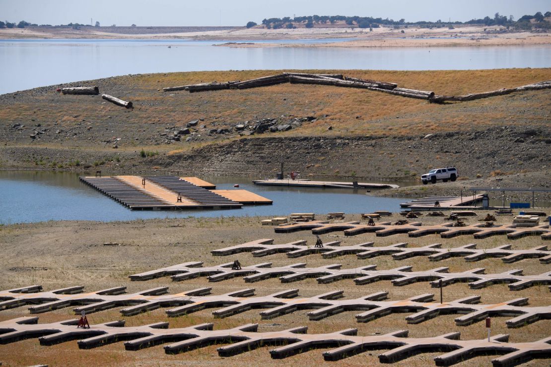 Los amarres vacíos en el lecho seco de un lago en Folsom Lake Marina mientras el lago experimenta niveles más bajos de agua durante la emergencia por sequía en California el 27 de mayo de 2021 en El Dorado Hills, California.