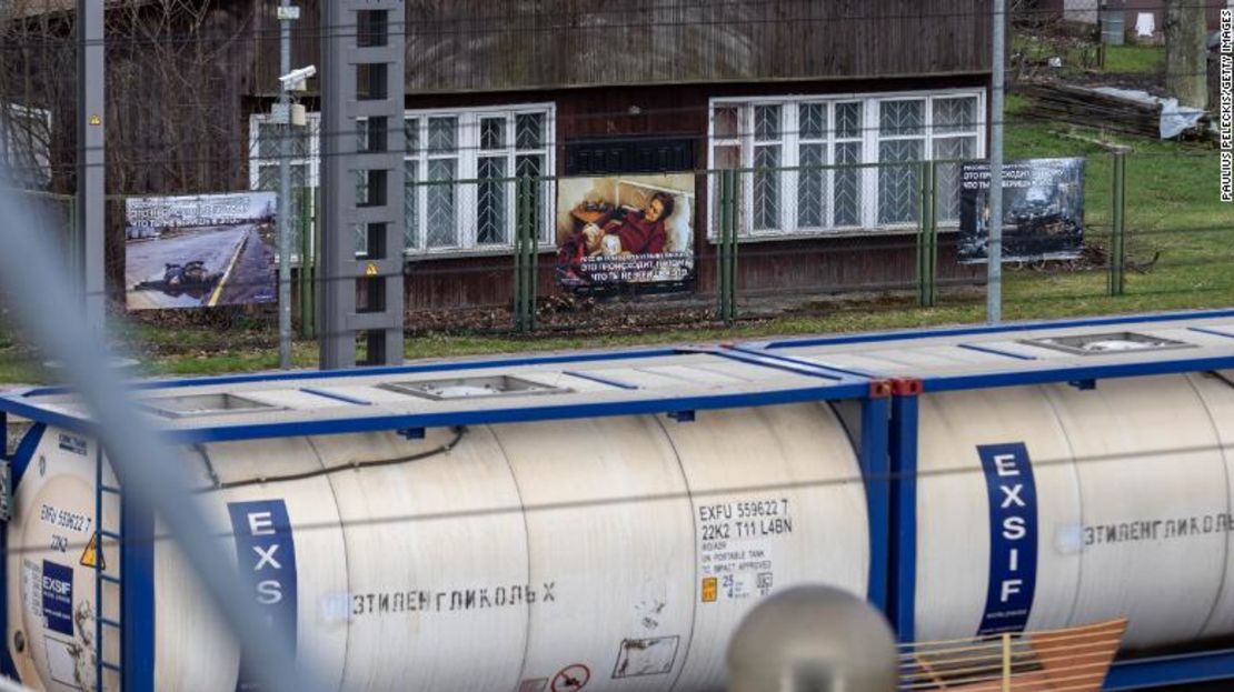 Fotografías de la guerra de Rusia en Ucrania expuestas a lo largo de la estación de ferrocarril por la que pasan los trenes de Moscú a Kaliningrado, como parte de una protesta de los lituanos contra la invasión.