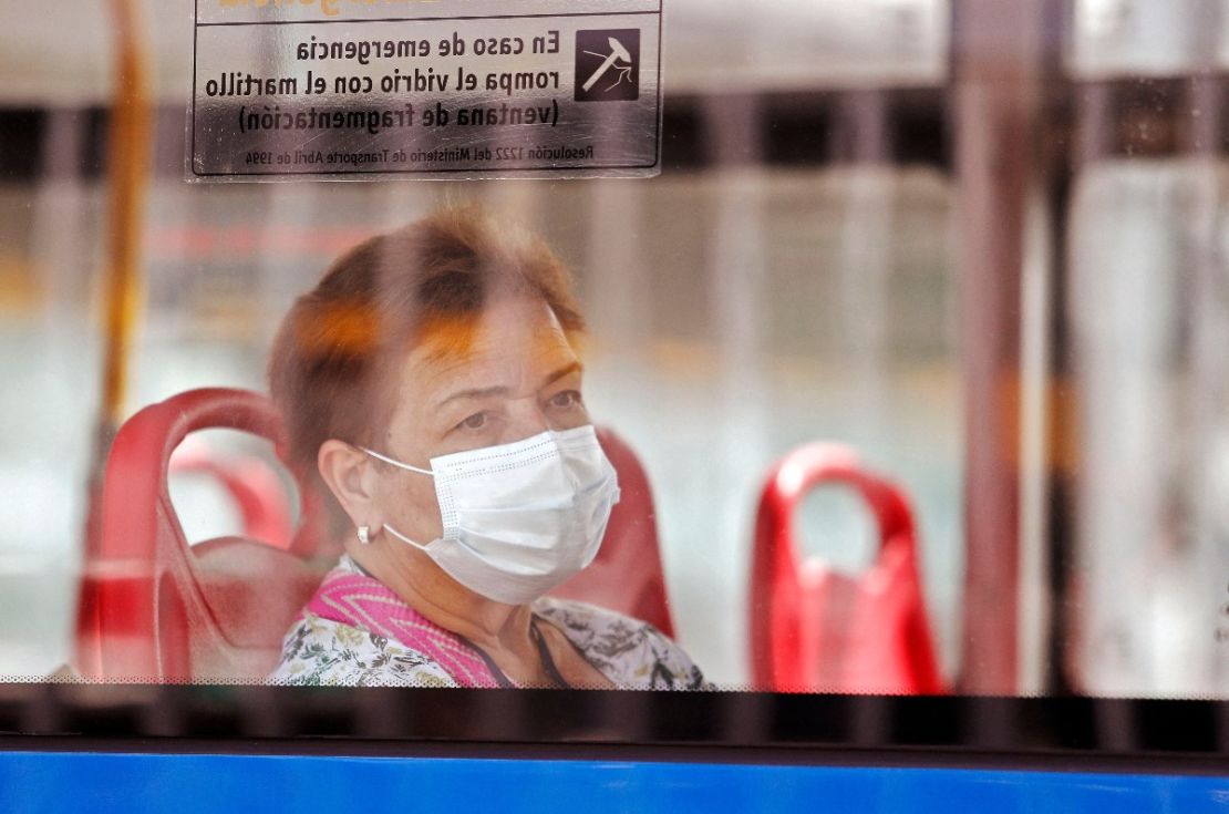 Una mujer usa una mascarilla en un autobús de transporte público como medida de prevención contra el COVID-19 en Bogotá, el 21 de diciembre de 2021.