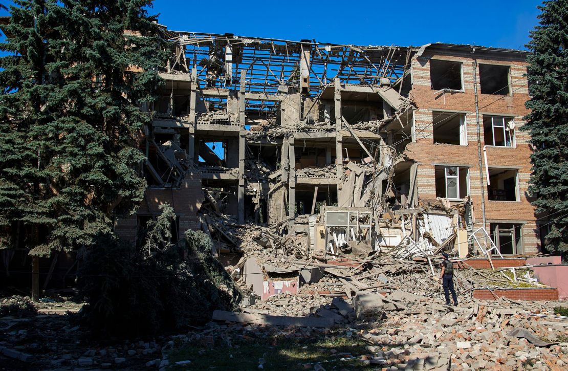 El edificio de la Escuela de Vivienda y Comunitaria dañado en un reciente bombardeo en Járkiv, Ucrania, el 21 de junio.