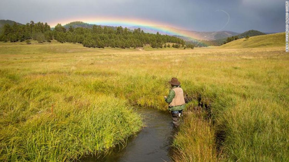 Un arco iris sobresale por encima de los campos del condado de Los Álamos, Nuevo México, en el otoño de 2016.