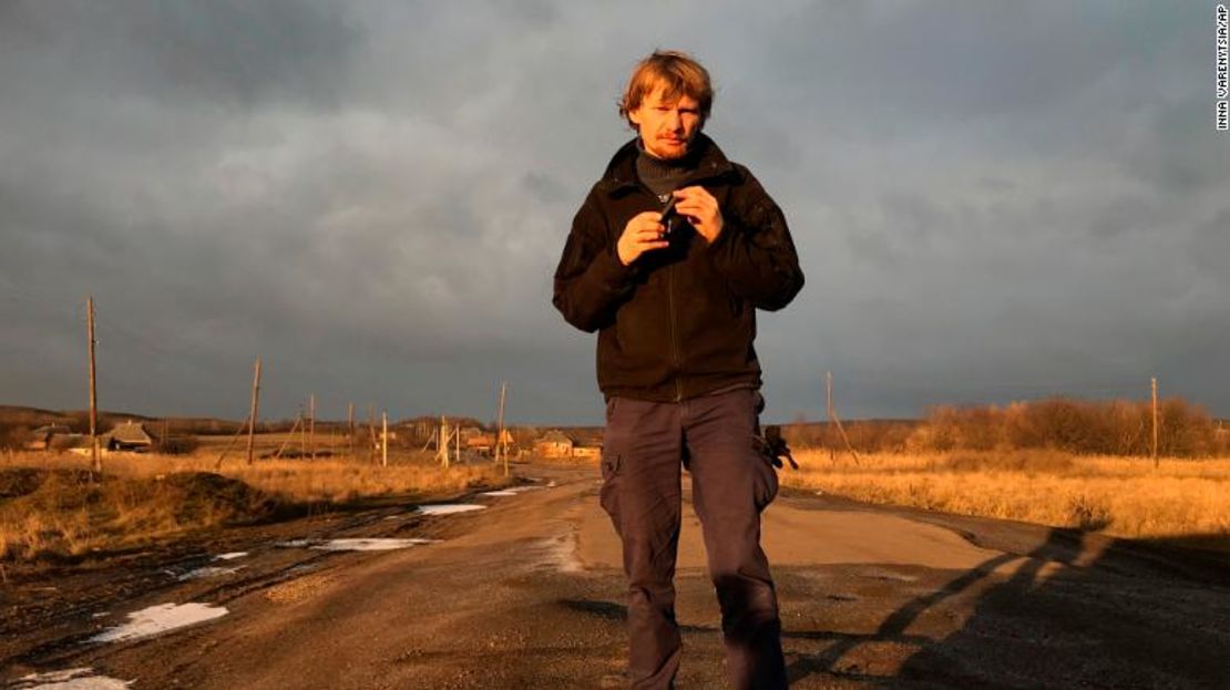 El fotoperiodista ucraniano Maks Levin posa para una foto en la región de Donetsk, Ucrania el 12 de enero de 2018.