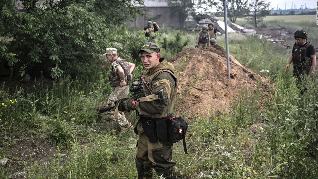 Un militar ucraniano mira después de un ataque a un almacén cerca de Lysychansk el 17 de junio de 2022.