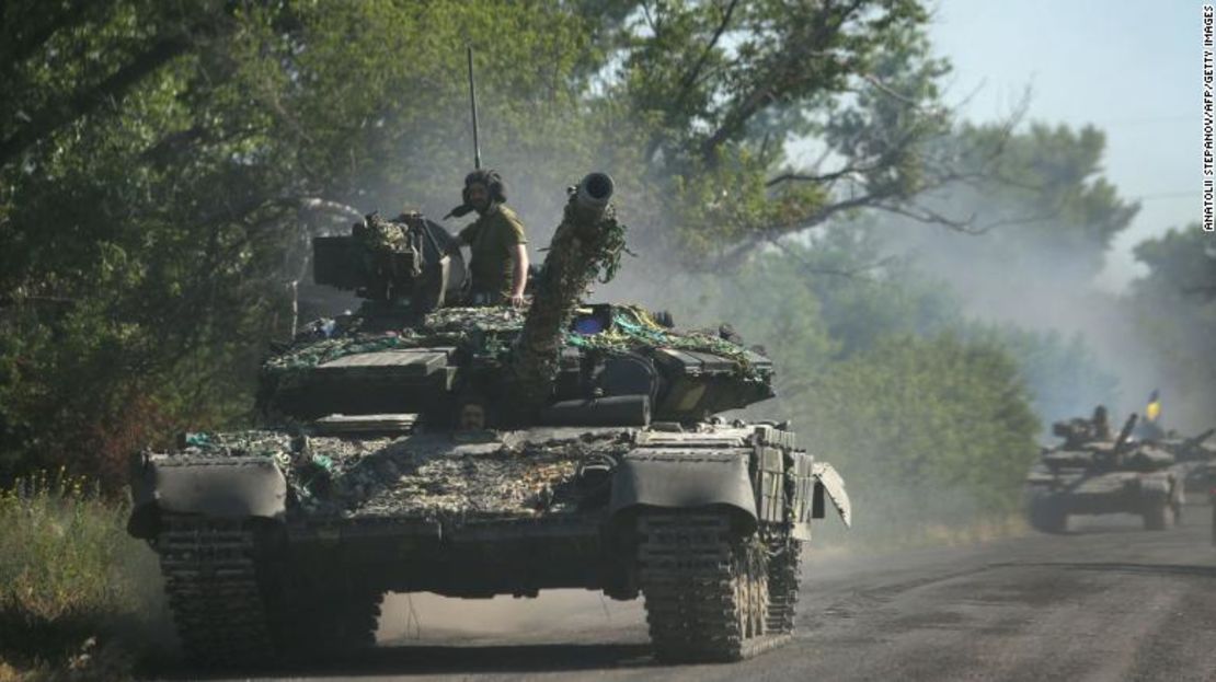 Tropas ucranianas viajan en vehículos blindados por una carretera en la región oriental ucraniana de Donbás el 21 de junio de 2022.