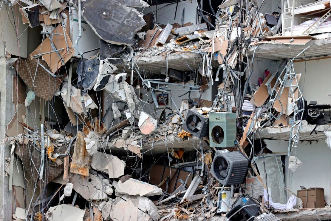 Escombros cuelgan del edificio el 24 de junio, día del colapso.