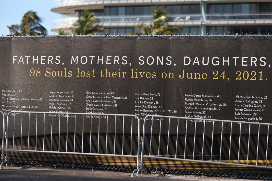 Los nombres de las víctimas del colapso de la Champlain Towers South están escritos en una pancarta que rodea el terreno baldío donde se encontraba el edificio de 12 pisos, en Surfside, Florida.