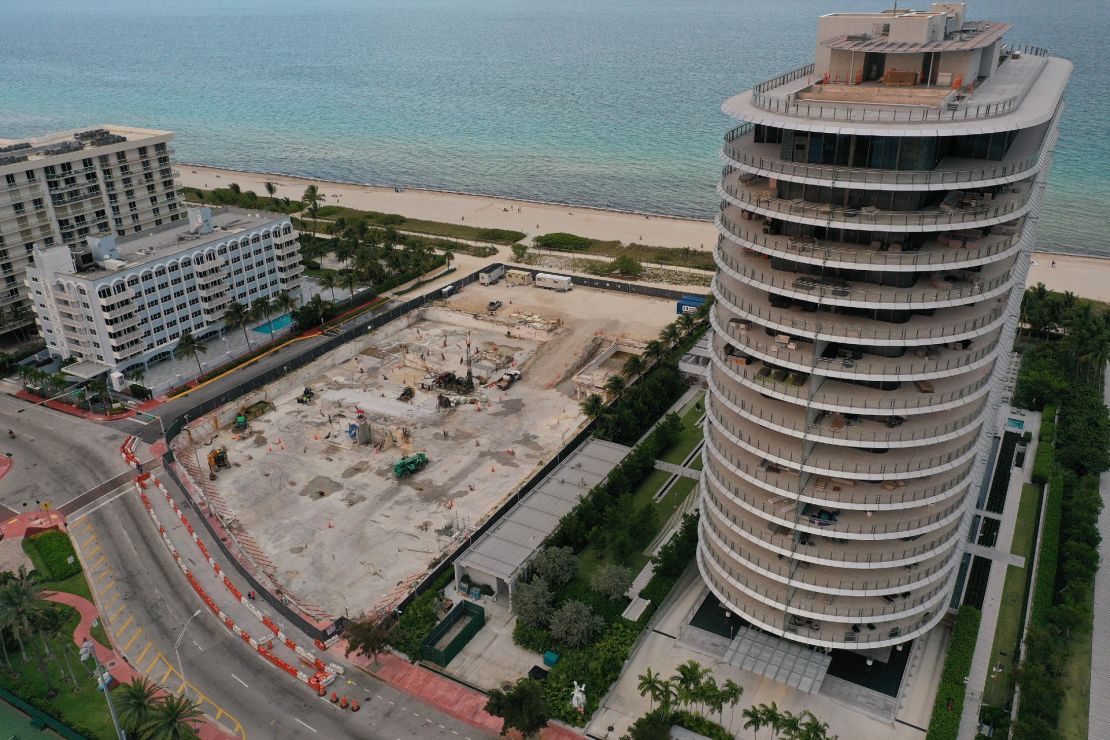 Una vista aérea del lote despejado donde una vez estuvo el edificio de condominios Champlain Towers South de 12 pisos, el 5 de mayo de 2022 en Surfside, Florida.