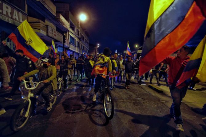 Indígenas ecuatorianos marchan en la avenida Maldonado, en el sur de Quito, el 20 de junio, luego de ingresar a la ciudad para dirigirse al parque El Arbolito, en el marco de las protestas contra las políticas sociales y económicas del presidente Lasso que iniciaron hace más de una semana.