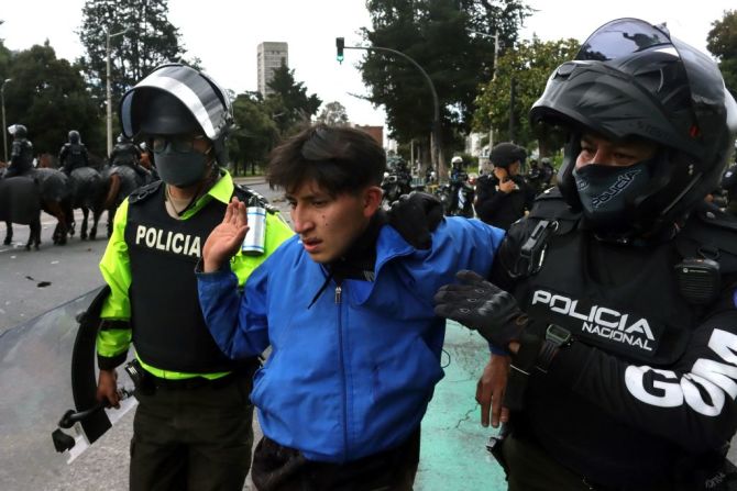 La policía ecuatoriana arresta a un manifestante cerca de la Casa de la Cultura Ecuatoriana en Quito, el 21 de junio de 2022, en el noveno día consecutivo de protestas contra el gobierno.