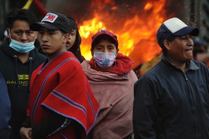 Debido a "grave conmoción interna" a raíz de las protestas, el presidente Guillero Lasso anunció el viernes el estado de excepción para las provincias de Cotopaxi y Pichincha mediante el decreto 455, y este lunes lo derogó y reemplazó con el decreto 459, que también incluye a las provincias de Imbabura, Chimborazo, Pastaza y Tungurahua y tiene una duración de 30 días. En la imagen, indígenas y campesinos en un bloqueo en el barrio de Cutuglagua, al sur de Quito, el 19 de junio mientras esperan la llegada de sus compañeros que se movilizan desde la provincia de Cotopaxi.