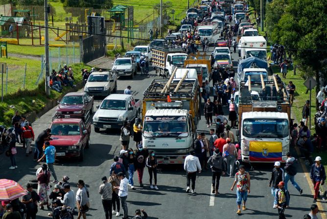 Grupos de indígenas llegaron a Quito en caravana el 15 de junio para sumarse a las protestas contra el gobierno ecuatoriano. Los manifestantes bloqueron una vía y montaron barricadas en el sur de la capital del país sudamericano.