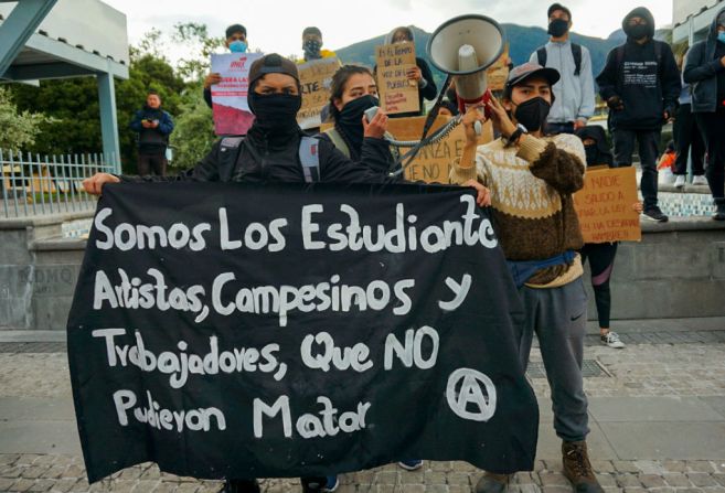 Un grupo de estudiantes sostiene una pancarta que dice "Somos los estudiantes, artistas, campesinos y trabajadores que no pudiste matar", luego de ingresar a las instalaciones de la Universidad Central de Ecuador, para permitir que los indígenas la utilicen como alojamiento, el 20 de junio.