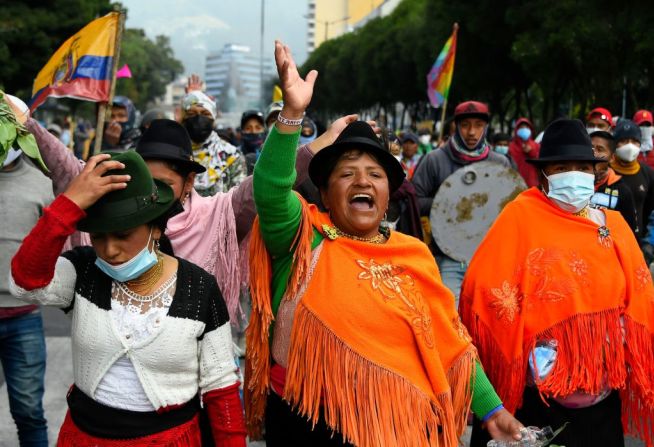 La gran protesta nacional promovida por la Confederación de Nacionalidades Indígenas del Ecuador (Conaie) exige al gobierno reducir los precios de los combustibles, atender el problema del desempleo, regular los precios de los productos del campo y combatir el crimen, entre otras demandas. En la imagen, manifestantes marchan en el área del parque El Arbolito en Quito, el 22 de junio de 2022, en el décimo día consecutivo de movilizaciones.