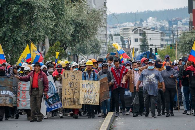 Manifestantes marchan desde la Universidad Central hasta la Casa de la Cultura Ecuatoriana en Quito el 22 de junio en el décimo día consecutivo de las protestas lideradas por grupos indígenas. Ecuador se negó este miércoles a poner fin a su estado de emergencia.