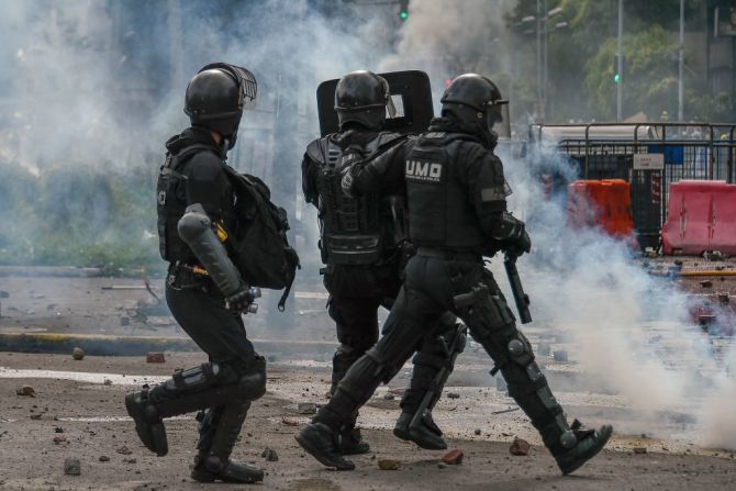 Policías confrontan a manifestantes durante enfrentamientos en los alrededores del área del parque El Arbolito en Quito, el 22 de junio de 2022, en el décimo día consecutivo de protestas lideradas por indígenas contra el gobierno ecuatoriano.