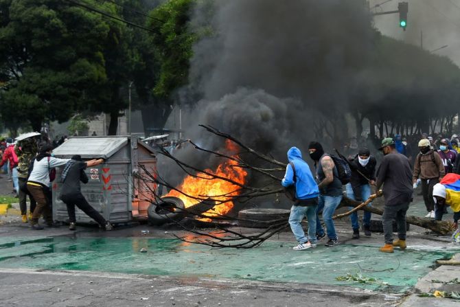 Los manifestantes prendieron fuego a las llantas durante los enfrentamientos con la policía antidisturbios en el área del parque El Arbolito en Quito, el 22 de junio de 2022, en el décimo día consecutivo de protestas. Hasta el momento, el número de fallecidos asciende a cuatro personas desde el inicio de las manifestaciones.