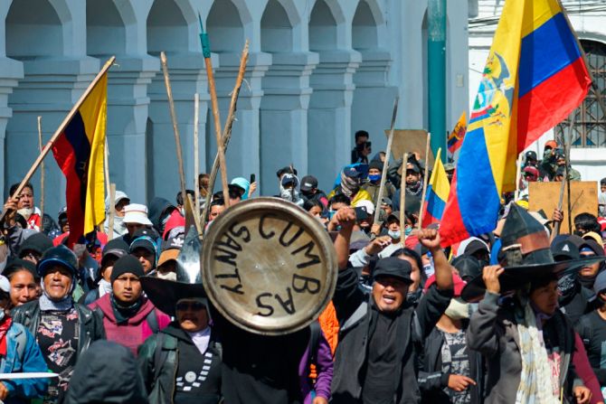 Indígenas marchan en el centro de Quito, el 22 de junio de 2022, en el décimo día consecutivo de protestas convocadas por la Conaie.