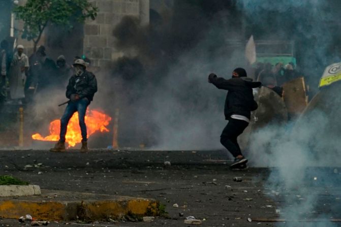 Los manifestantes se enfrentan con la policía en los alrededores de la Casa de la Cultura Ecuatoriana en Quito, el 22 de junio de 2022, en el décimo día consecutivo de protestas.