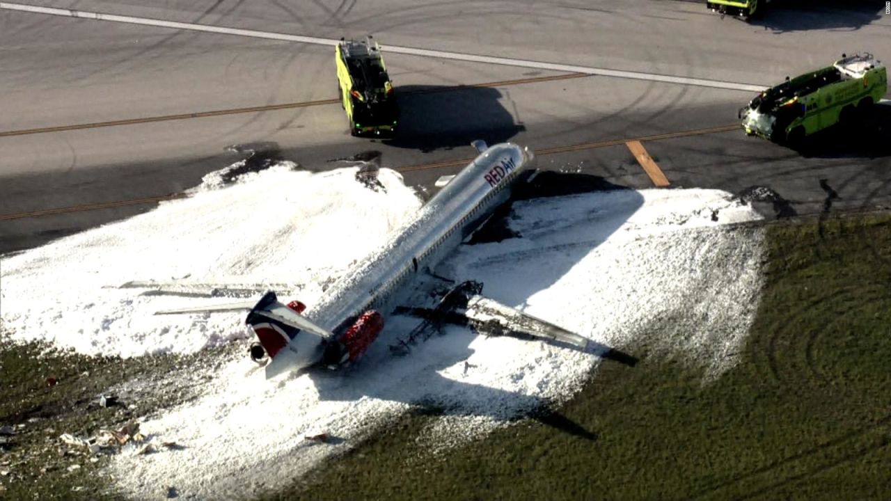 CNNE 1228398 - asi escapo pasajero del avion que se incendio en miami